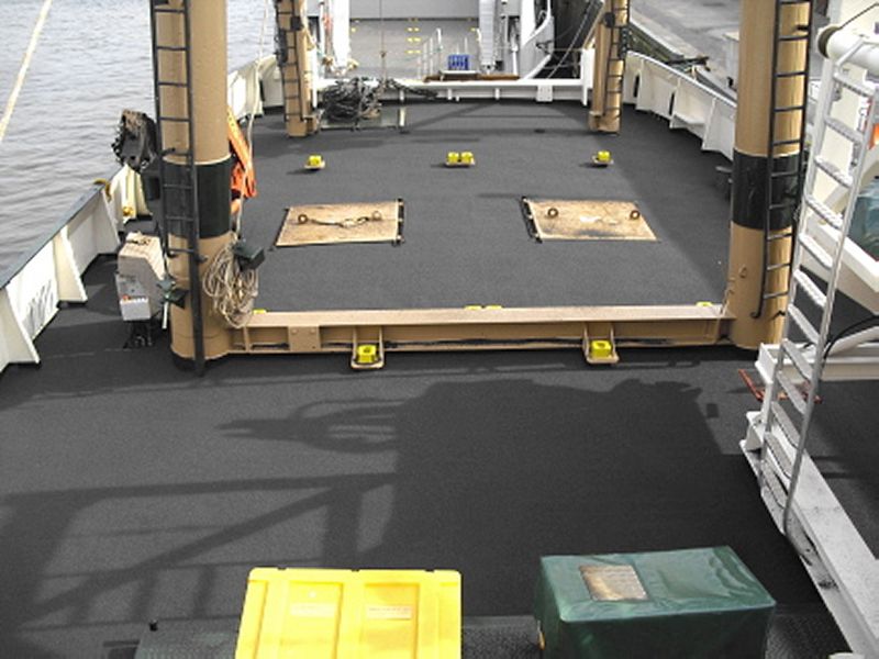 Fertiggestelltes Schiffsdeck mit neuer Deckbeschichtung